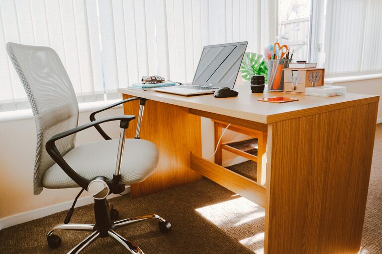 Tips for Choosing a Comfortable Desk Chair That Supports Your Workday